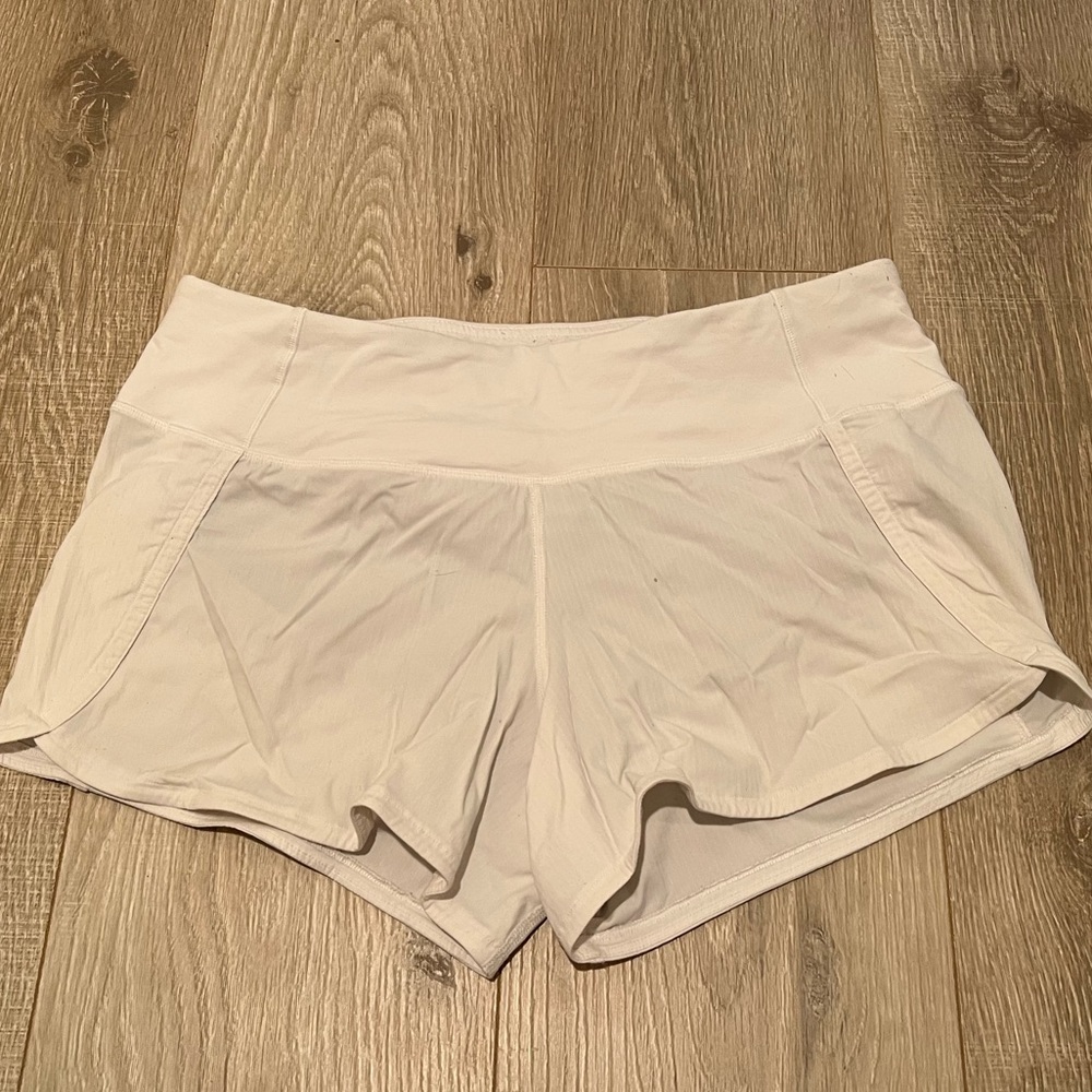 Lululemon 3.5” shorts Sz 6